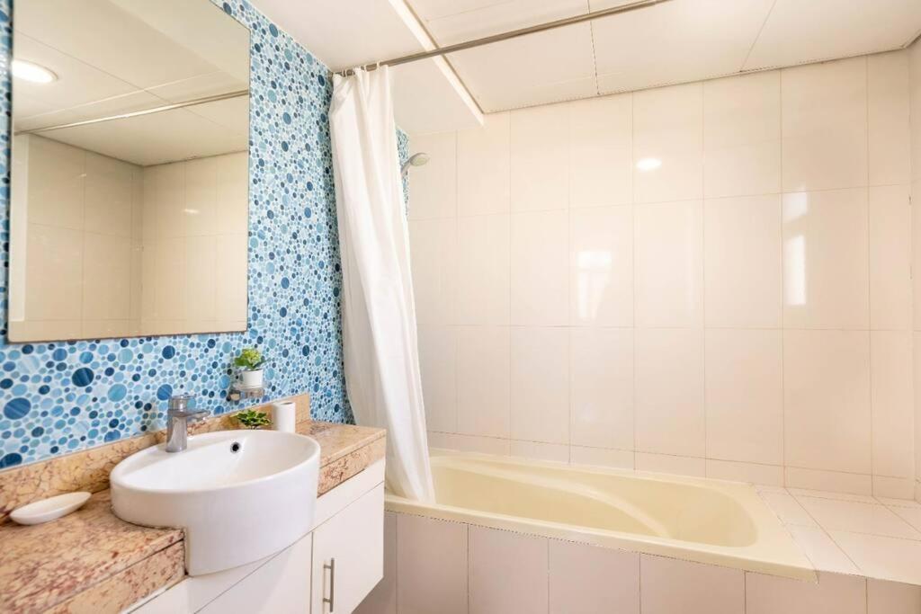 20mins To Dwc Airport-2br Serene-alghadeer106 Appartement